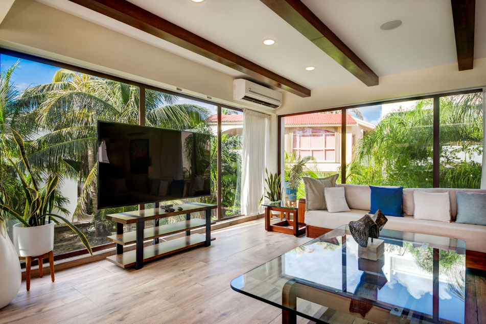 Indoor / outdoor lounge